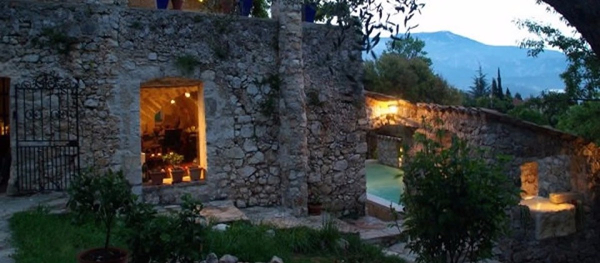 La Parare Située dans l'arrière-pays niçois, la maison d'hôtes La Parare fait le pont entre le passé et le présent. Une construction rustique et typique en pierre avec tout le confort nécessaire à l'intérieur. Cette ancienne bergerie du 17ième siècle a été totalement repensée avec beaucoup de goût. L'architecture atypique donne un sacré cachet à l'ensemble et l'intérieur est dans un style provençal caractéristique. Site web : www.laparare.com