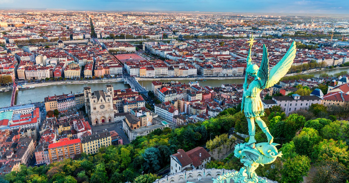 Lyon La "ville Lumière" regorge de lieux historiques et culturels, notamment dans tout le cœur de l'ancienne ville qui est d'ailleurs inscrite au Patrimoine Mondial de l'Unesco. Lyon vous offrira une escapade des plus enrichissantes entre la découverte des quartiers de la Presqu'Île, de la Croix-Rousse, Bellecour, Confluent, les Terreaux, et une immersion dans la gastronomie locale du côté du quartier Saint Jean.