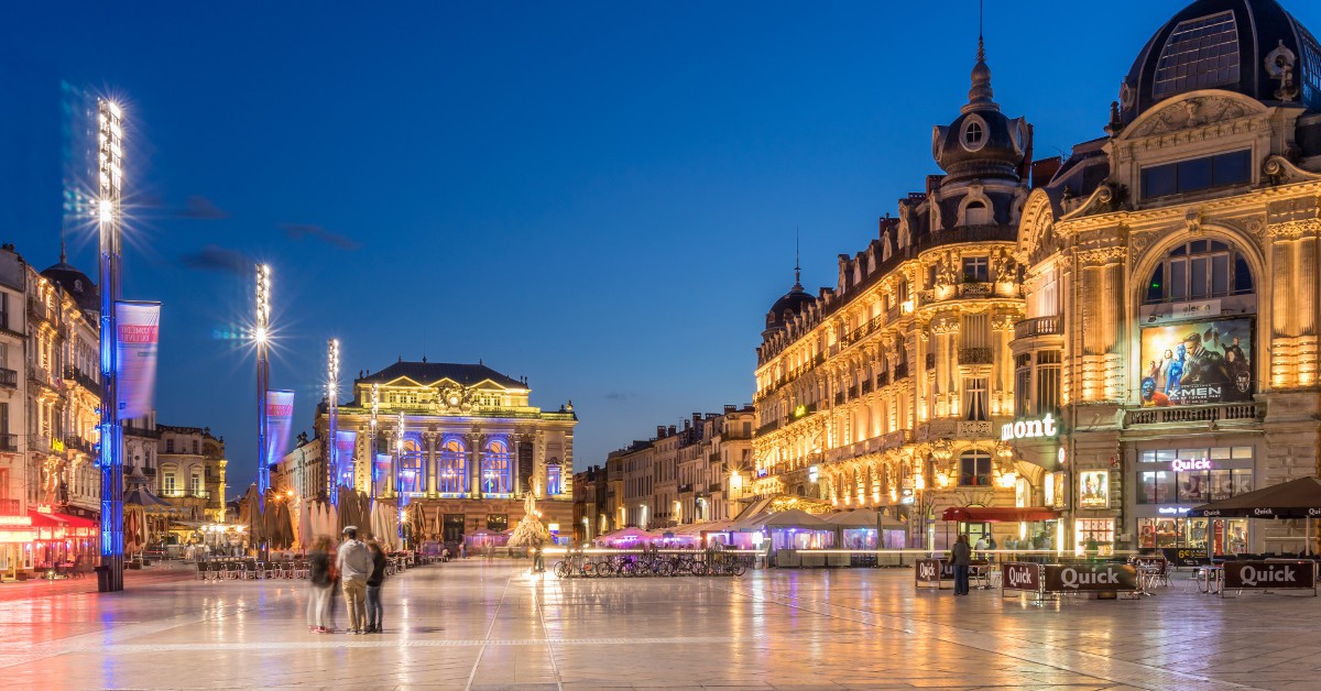 Montpellier Jeune et dynamique, Montpellier a beaucoup à offrir à ses heureux visiteurs entre une architecture impressionnante datant du 17ème et 18ème siècle et des sites immanquables tels que l'Opéra, la Place de la Comédie, le quartier de l’Écusson ou encore le Jardin des Plantes. La vie nocturne y est à la hauteur de sa réputation, alors attention aux excès !
