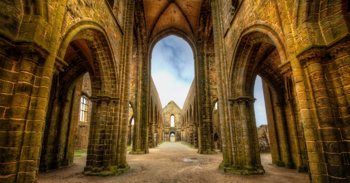L'Abbaye de Mortemer Dans l'Eure, l'Abbaye de Mortemer est un lieu réputé pour les nombreuses apparitions de la désormais célèbre Dame Blanche. Cette ancienne abbaye de moines cisterciens datant du 12ème siècle serait hantée depuis plus de cent ans selon les légendes. La visite de la grange, où le fantôme de la dame blanche aurait fait son apparition d'après les témoins, se fait d'ailleurs de le noir presque total... Frissons garantis...