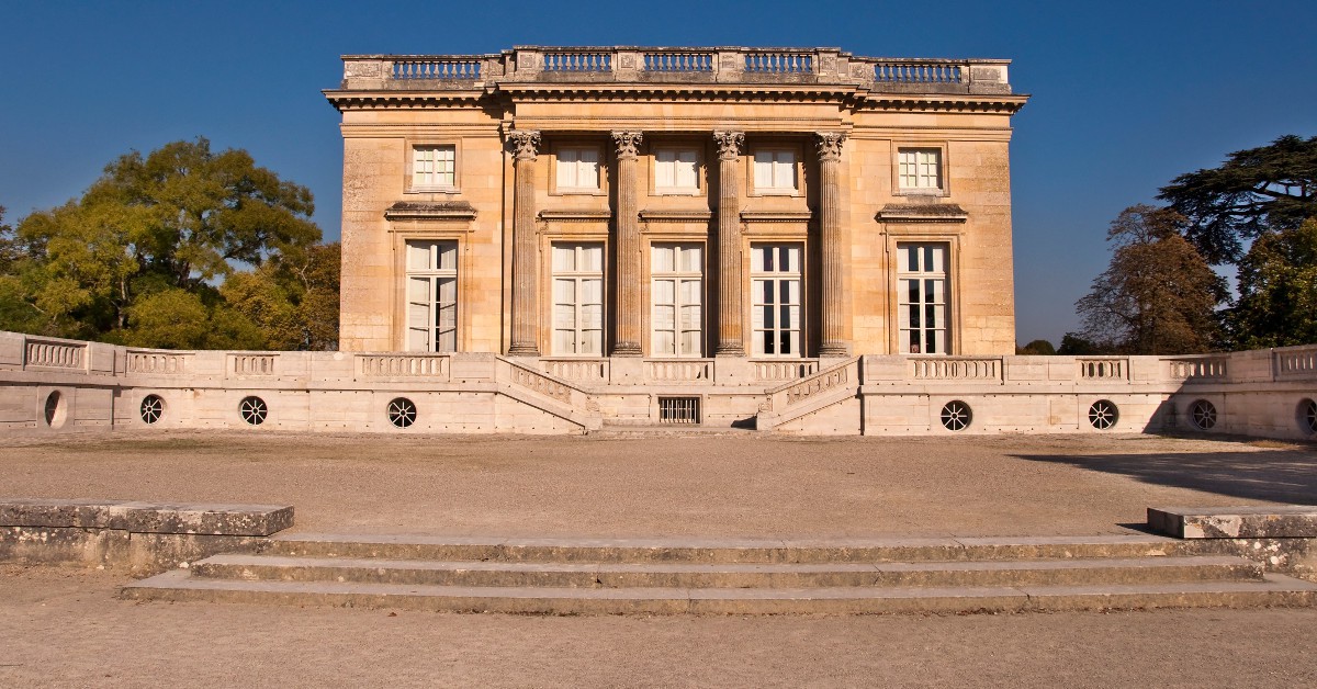 Les Jardins du Petit Trianon A Versailles, les Jardins du Petit Trianon font aussi parler d'eux car ce "petit" château inscrit dans le domaine du Château de Versailles serait encore aujourd'hui un lieu dans lequel le spectre de Marie-Antoinette se promènerait tranquillement... Les premières manifestations étranges remontent à 1901 lorsque Eleonore Jourdain et Anne Moberly ont certifié avoir vu son fantôme.