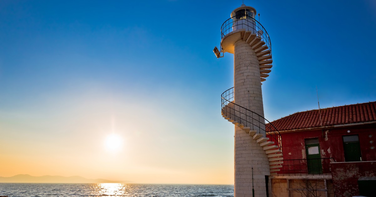 En haut d'un phare en Croatie Si vous souhaitez découvrir la Croatie en passant une ou plusieurs nuits dans un spot insolite, celui-ci est fait pour vous ! Car une dizaine des 48 phares positionnés sur la côte croate sont désormais disponibles à la location. Une famille peut ainsi y passer jusqu'à une semaine entière dans un cadre pour le coup vraiment pas comme les autres. Vous y surplomberez l'Adriatique et profiterez d'un moment de sérénité hors-pair.