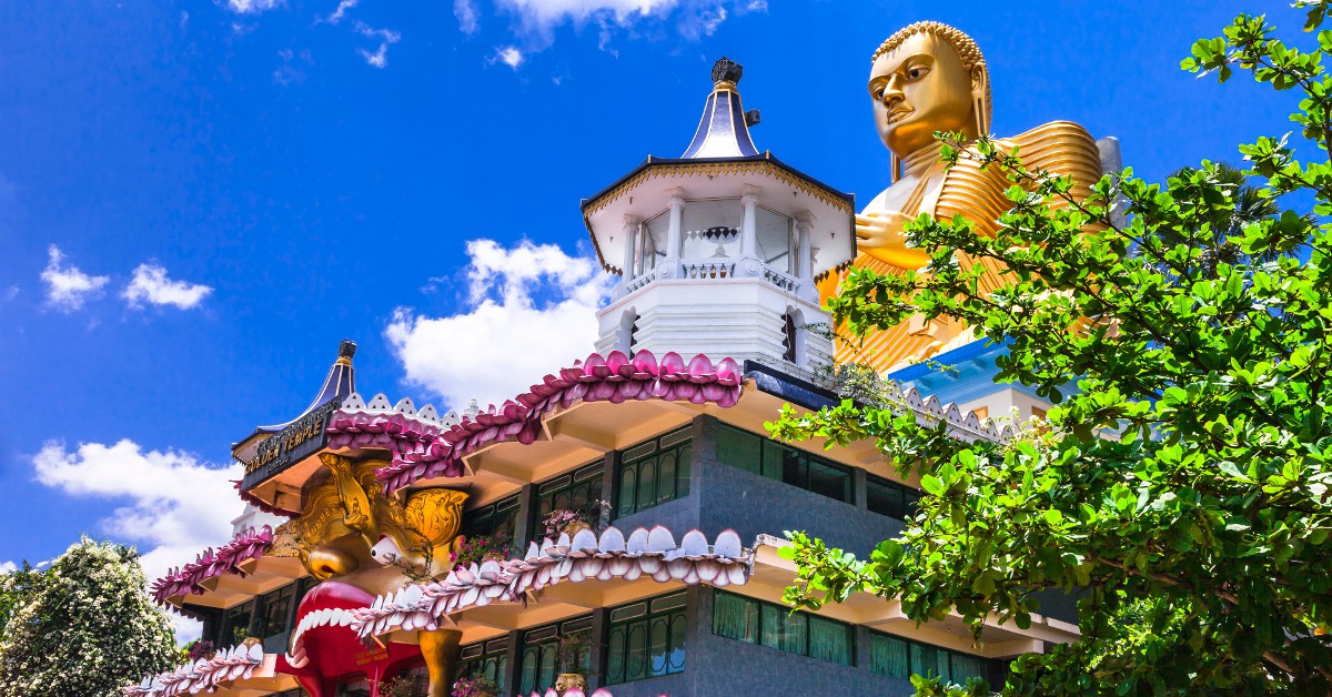 Sri Lanka Changement de latitude avec le Sri Lanka, et dépaysement garanti sur cette île où flotte un parfum de spiritualité entre bouddhisme et hindouisme. De belles découvertes vous y attendent entre les visites des temples (Temple d'Or de Damboula, Temple de la Dent..) et le somptueux parc national de Yala. Pour ceux qui préfèrent l'option farniente, les plages ne manquent pas : Unawatuna, Bentota, Negombo...Température moyenne de l'eau : 28/29°C , température extérieure : souvent plus de 30°C !