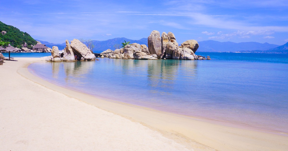 Vietnam Le Vietnam a de plus en plus la côte car la destination est un peu moins fréquentée - pour l'instant - que la Thaïlande ou le Cambodge. Pourtant, le climat y est tout aussi clément (la mer affiche un bon 28°C et la température extérieure se situe aux alentours de 30°C) et les visites culturelles à Ho Chi Minh et Hanoï entre autre ne manquent pas ! D'autant que les plages du pays sont de plus en plus réputées : Nha Trang, Mui Ne, Phu Quoc, Doc Let....