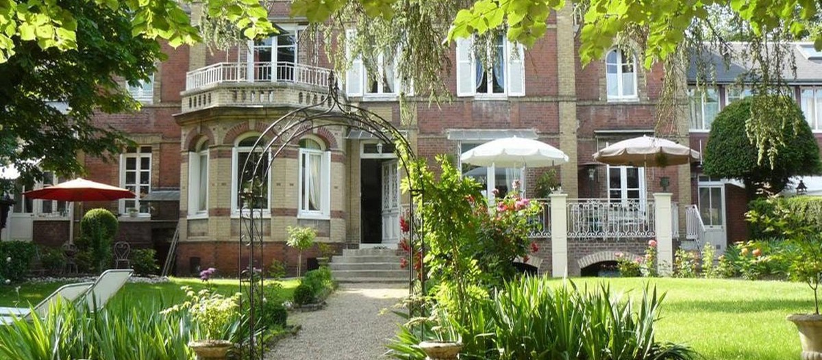Villa La Gloriette Partez sillonner la Normandie en prévoyant de passer quelques nuits à la Villa La Gloriette. Cette sublime demeure bourgeoise du 19ième siècle a des allures de château avec ses chambres décorées dans un style traditionnel et authentique. Elle se trouve à quelques minutes du centre-ville de Rouen, l'occasion idéale d'en faire la découverte.