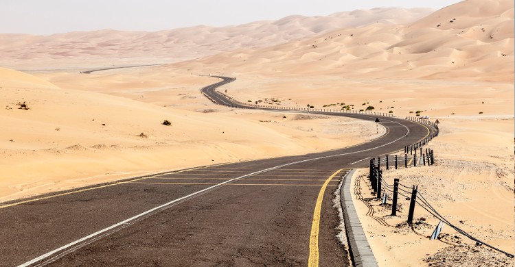 Route dans le désert vers Abu Dhabi