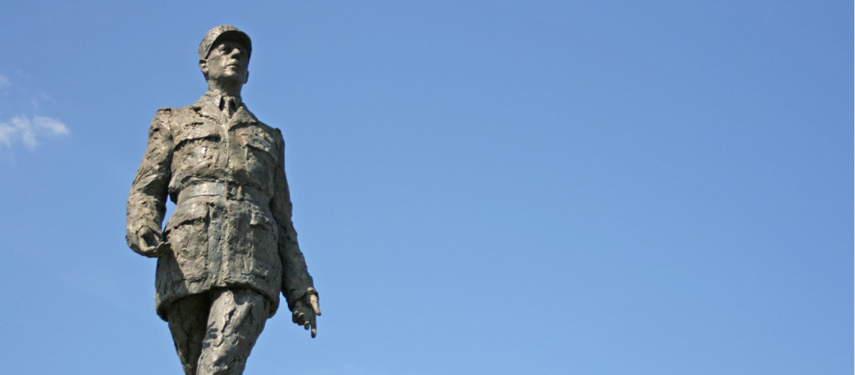 Statue du Général Charles de Gaulle sur les Champs Elysées