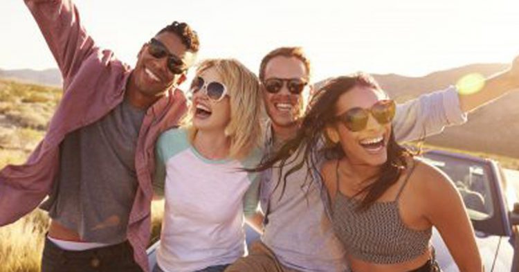 Groupe d'amis Monkeybusinessimages (iStock)