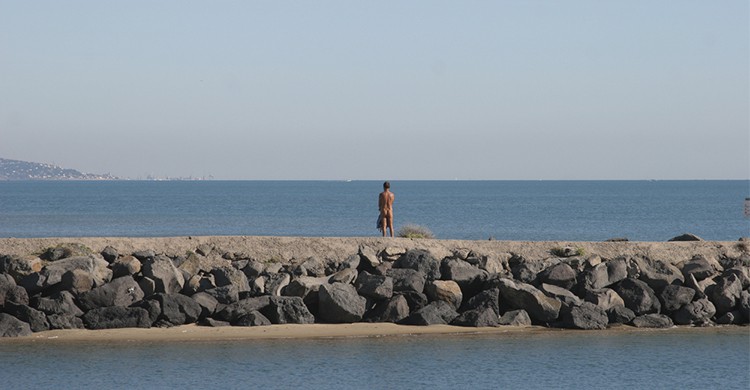 Homme nu face à la mer (Istock)