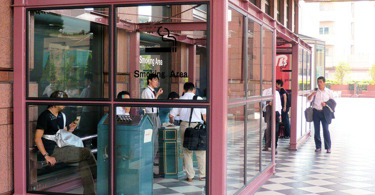 Smoking area au Japon (Flickr)