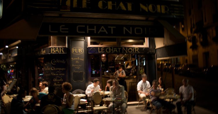 Le chat noir ( Helen Claverle - Flickr)