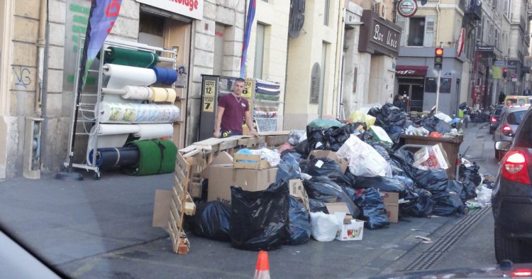 Rue de Marseille sale avec des poubelles dans la rue (Aurélien Calay - Flickr)