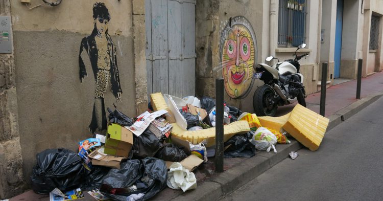 Rue de Montpellier sale de poubelles dans la rue (Peter - Flickr)