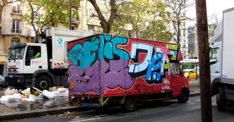 Rue de Paris sale de poubelles (VIpier - Flickr)