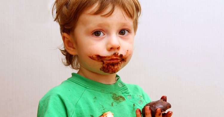 Petit garçon avec du chocolat (Istock)