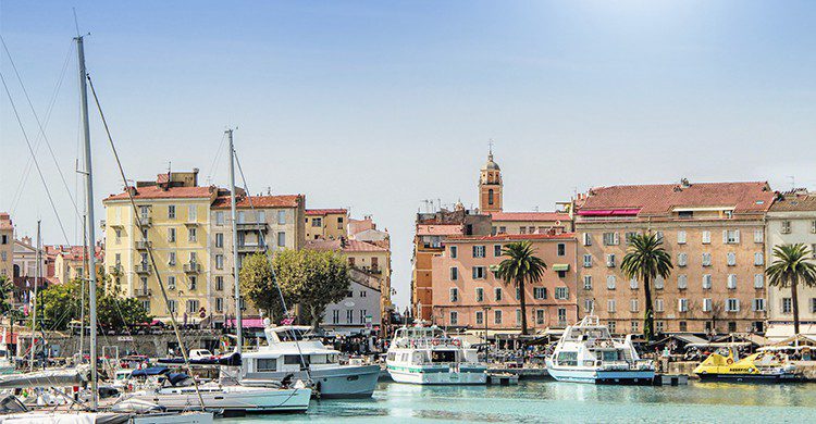 Ajaccio, Corse vue sur le port (Istock)