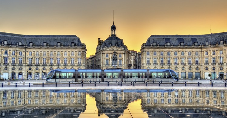 Bordeaux, Place de la Bourse avec le passage du tram (Istock)