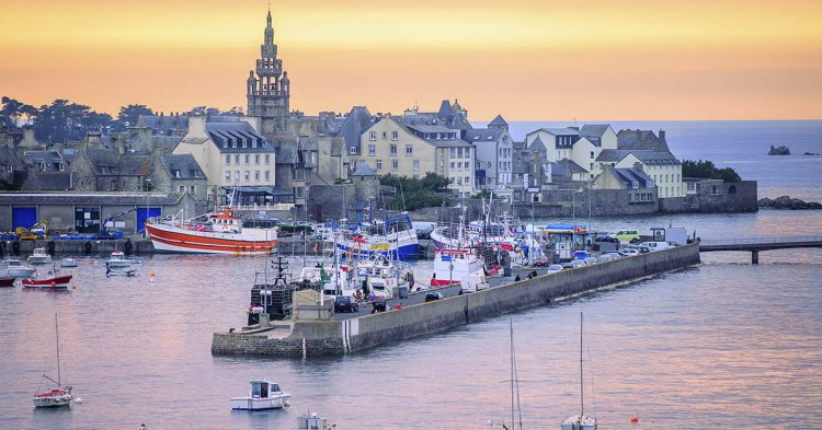 Coucher de soleil sur le port de Roscoff (iStock)