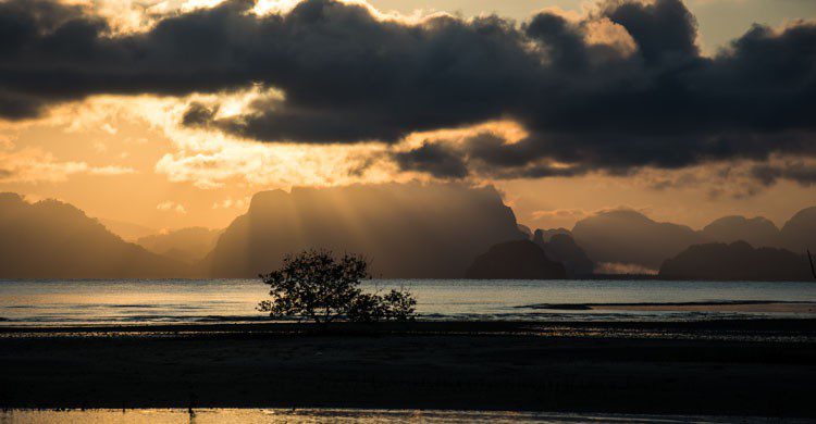 Couché de soleil au Parc National Phang Nga (Istock)