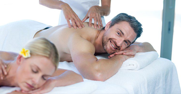 Massage en couple (istock)