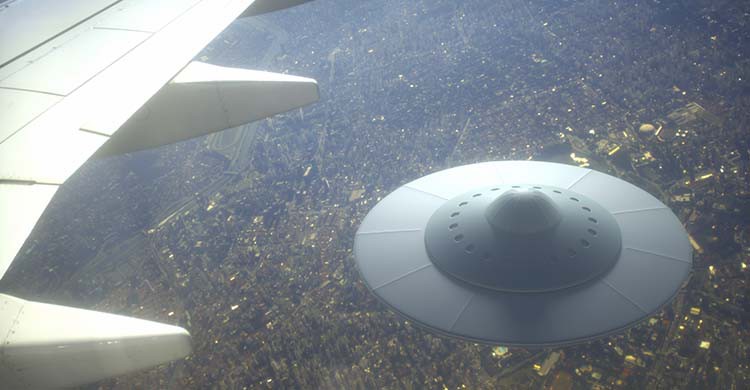 Soucoupe depuis hublot d'avion (iStock)