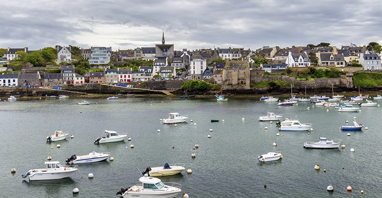 Brest avec le ciel gris, en premier plan une série de bateaux (Istock)