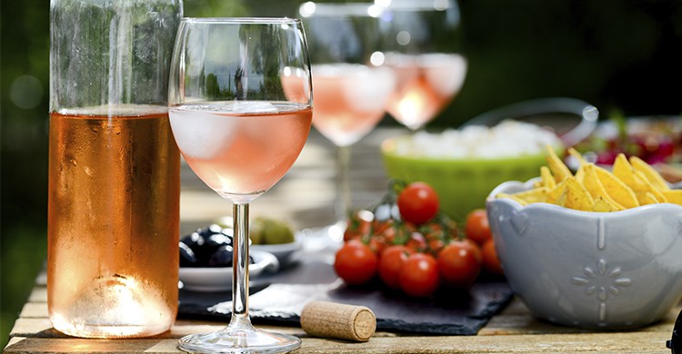 Verres remplis de rosé sur une table lors de l'apéro (Istock)
