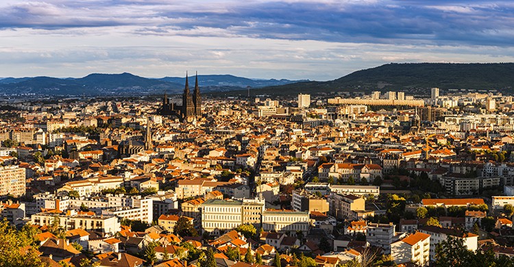 Vue sur Clermont Ferrand avec en fond sa cathédrale en pierre volcanique (Istock)