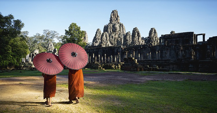 Deux femmes devant le temple de Siem Reap au Cambodge (Istock)