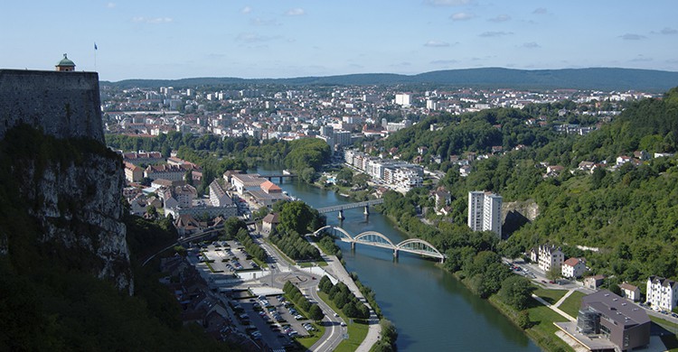 Vue sur la ville de Besançon avec son fleuve, le Doubs (Istock)
