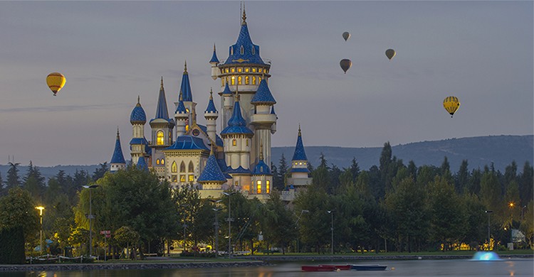 Vue sur Disneyland Paris, un des meilleurs parcs d'attractions (Istock)