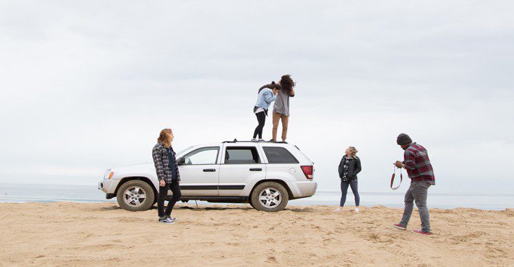 Amis partageant un moment à la plage (Unsplash)