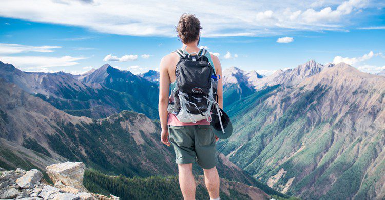 homme regardant un paysage montagneux