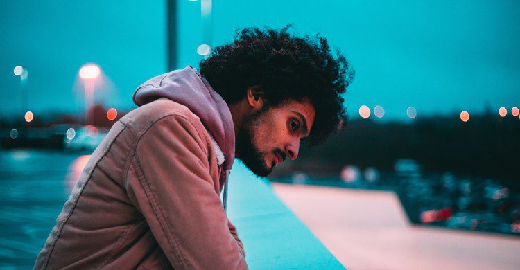 homme triste et pensif