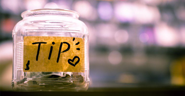 Jar à pourboire posée sur un bar