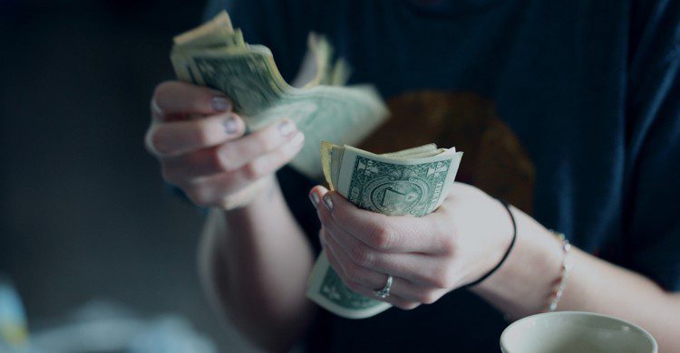 Personne comptant des Dollars