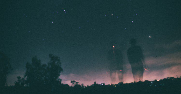 silhouettes apparaissant dans le ciel