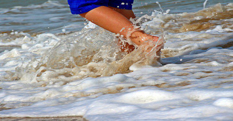 les pieds dans l'eau de mer