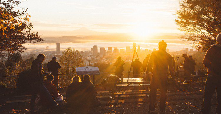 groupe de personnes réunies pour observer le ciel