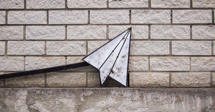 Panneau en forme d'avion à aile delta sur le sol