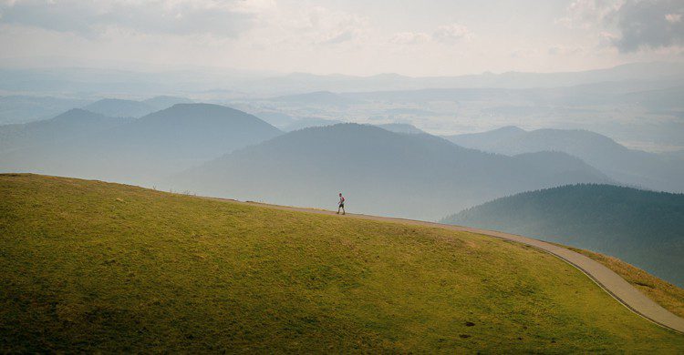 Vue aérienne des volcans d'Auvergne dans la brume