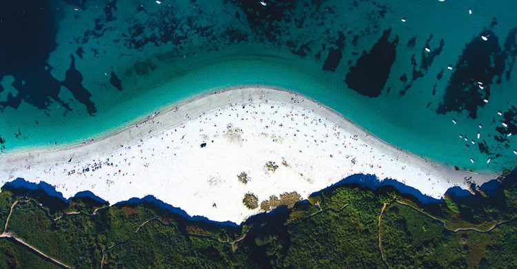 Vue aérienne des eaux turquoise d'une plage bretonne