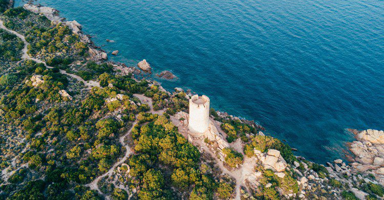 Vue aérienne d'une tour Génoise en Corse