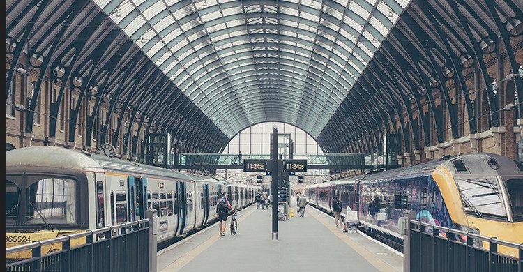 Gare avec deux trains
